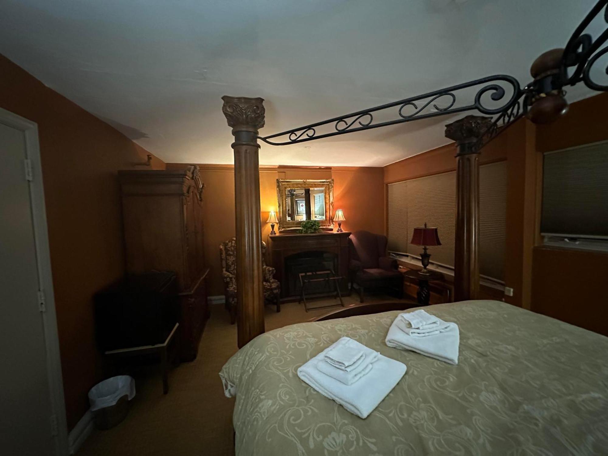 The Oaks B&B Hotel And Spiritual Center 詹姆斯敦 外观 照片